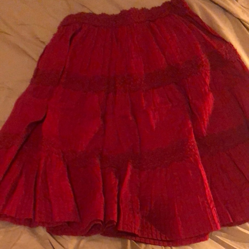 Red Knee-Length full Skirt with Pleated Tiered Design